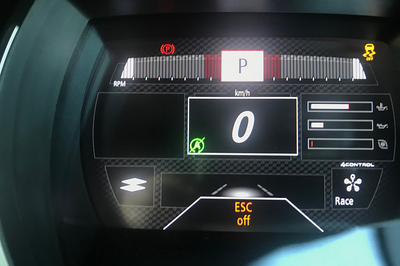 デジタル表示されるタコメーターは、左右から中心に向かってバーが動く