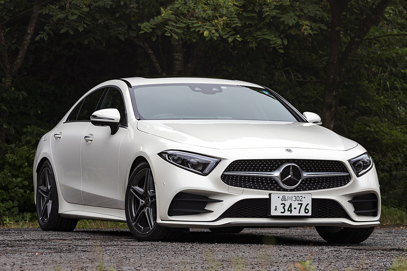 同日発売の「CLS 220 d スポーツ」のボディサイズは5000×1895×1430mm（全長×全幅×全高。エクスクルーシブパッケージ装着車の全高は1425mm）。ホイールベースは2940mm。3代目となる新型CLSは、マスキュリーな印象の2代目からイメージを刷新。ショルダーラインの「ドロッピングライン」を廃してなだらかな曲面のみで構成することで微妙な陰影を表現した
