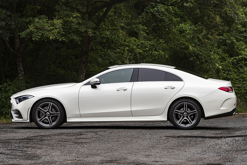 同日発売の「CLS 220 d スポーツ」のボディサイズは5000×1895×1430mm（全長×全幅×全高。エクスクルーシブパッケージ装着車の全高は1425mm）。ホイールベースは2940mm。3代目となる新型CLSは、マスキュリーな印象の2代目からイメージを刷新。ショルダーラインの「ドロッピングライン」を廃してなだらかな曲面のみで構成することで微妙な陰影を表現した