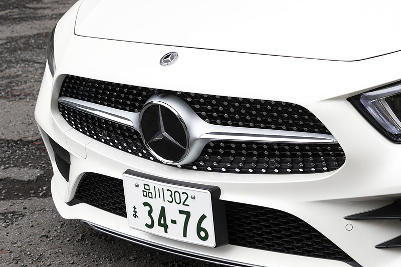メルセデス・ベンツのクーペモデル共通となる、シングルルーバータイプのダイヤモンドグリルを採用