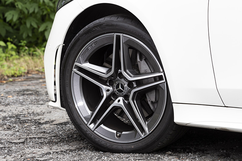 CLS 220 d スポーツのアルミホイールは19インチAMG5ツインスポークで、CLS 450 4MATIC スポーツではハイグロスブラックとなる。タイヤサイズは両モデルともフロントが245/40 R19、リアが275/35 R19