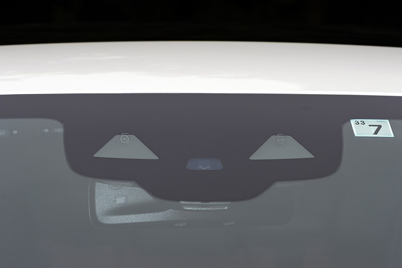 安全運転支援システム「レーダーセーフティパッケージ」で活用されるステレオマルチパーパスカメラ。カメラのほかにも車両の各部にレーダーセンサーが搭載されている
