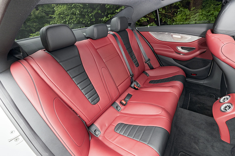 シート色はエクスクルーシブパッケージ仕様のベンガルレッド/ブラック（ナッパレザー）。クーペスタイルながらも、後席は広々としたスペースを確保