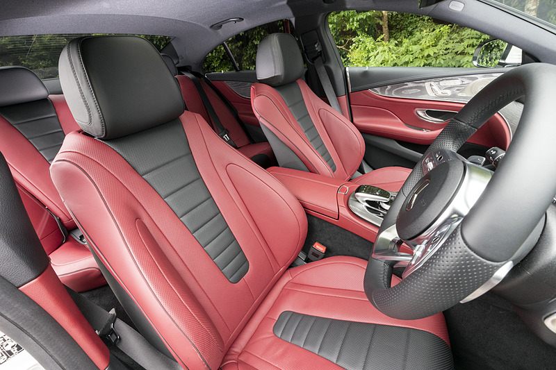 シート色はエクスクルーシブパッケージ仕様のベンガルレッド/ブラック（ナッパレザー）。クーペスタイルながらも、後席は広々としたスペースを確保