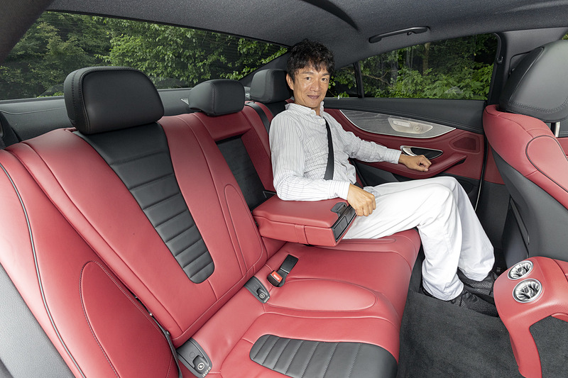 シート色はエクスクルーシブパッケージ仕様のベンガルレッド/ブラック（ナッパレザー）。クーペスタイルながらも、後席は広々としたスペースを確保