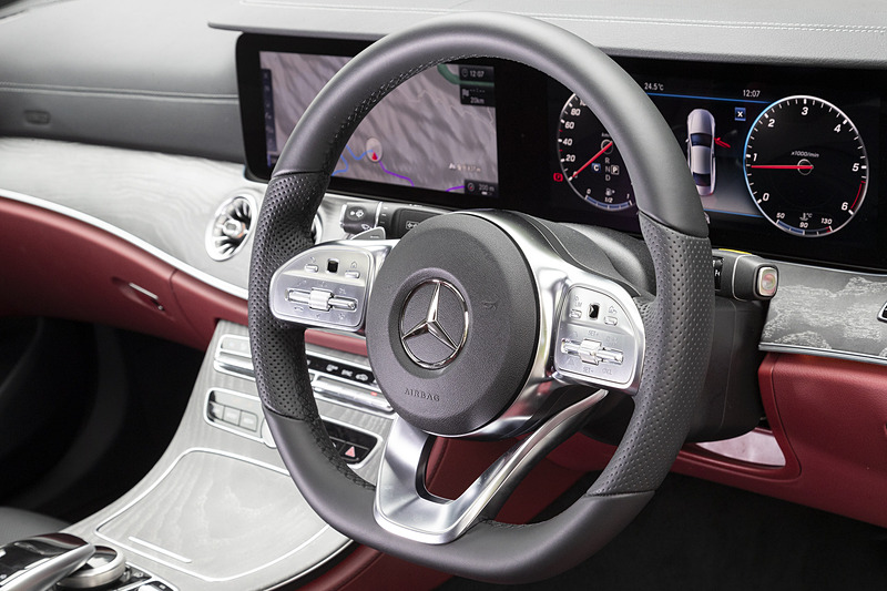 本革巻のステアリングホイール