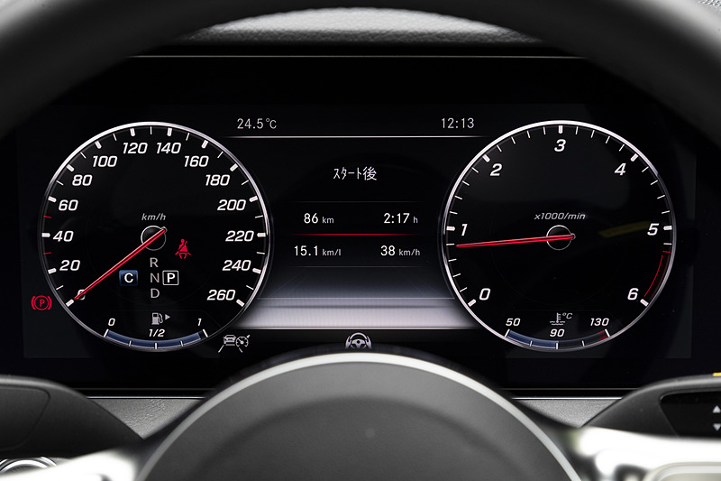 コクピットディスプレイの右側はメーターとして機能する