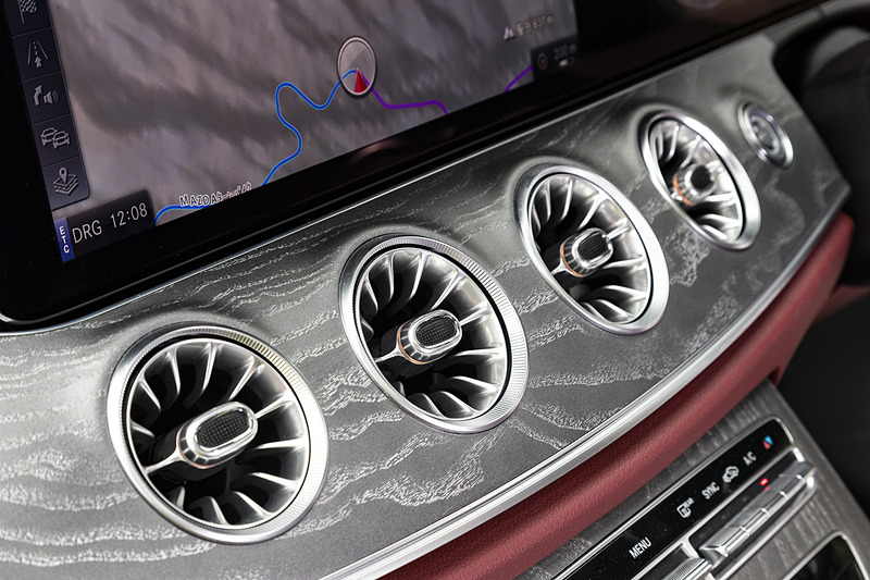 タービンエンジンをイメージしたフォルムの「イルミネーテッドエアアウトレット」。64色から選択可能なイルミネーションが埋め込まれている