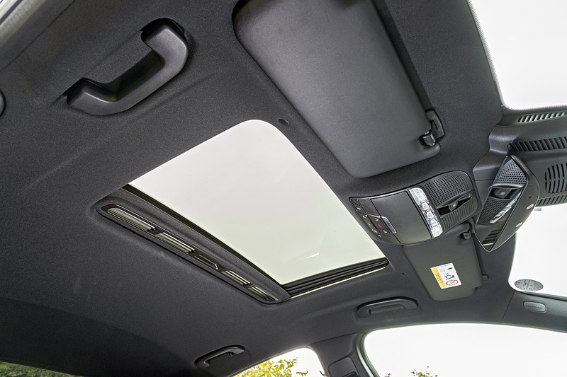 オプションのガラス・スライディングルーフを装備