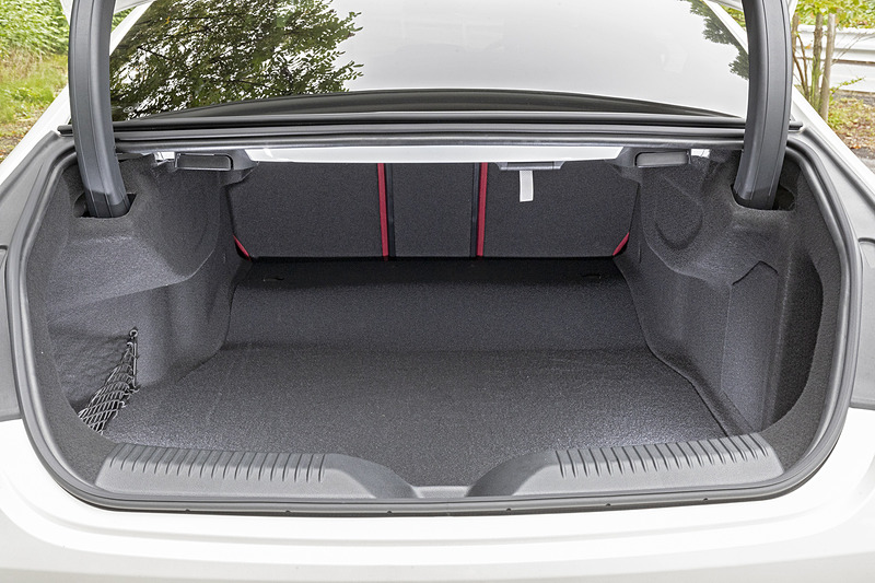 トランク容量は写真のCLS 220 dが従来から30Lアップの520L、CLS 450 4MATIC スポーツが490Lとなる