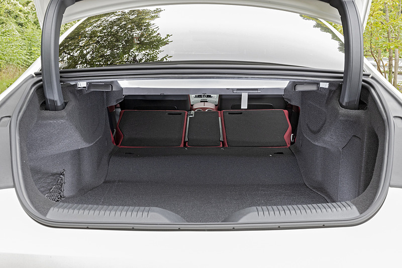 トランク容量は写真のCLS 220 dが従来から30Lアップの520L、CLS 450 4MATIC スポーツが490Lとなる