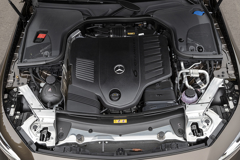 CLS 450 4MATIC スポーツのパワートレーンは、最高出力270kW（367PS）/5500-6100rpm、最大トルク500Nm（51.0kgfm）/1600-4000rpmを発生する直列6気筒 3.0リッターターボエンジンに、最高出力16kW、最大トルク250Nm（25.5kgfm）を発生する電気モーターISG（インテグレーテッド・スターター・ジェネレーター）を組み合わせる。トランスミッションは9速ATで、駆動方式は4WD