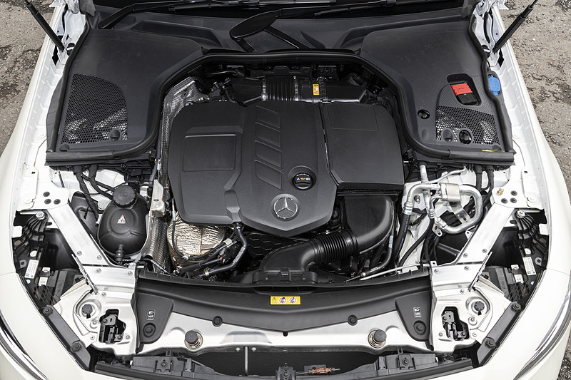 CLS 220 d スポーツは、最高出力143kW（194PS）/3800rpm、最大トルク400Nm（40.8kgfm）/1600-2800rpmを発生する直列4気筒 2.0リッターディーゼルターボエンジンを搭載して、トランスミッションには9速ATを採用。駆動方式は2WD（FR）