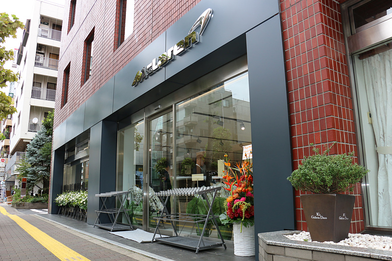 外苑西通りに面した「マクラーレン麻布」の外観