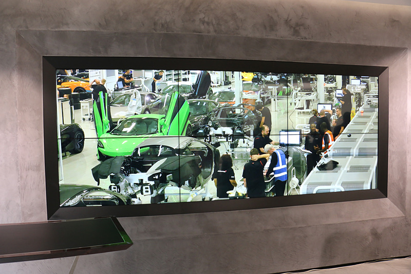 6個のディスプレイを組み合わせた「ウォーキングウィンドウ」ではマクラーレンモデルの生産現場などを表示。「お客さまには距離を超えて、マクラーレンが持つ本当のDNAを感じていただける」と正本氏は説明した
