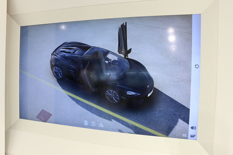 4Kタッチスクリーンを使った3Dカーコンフィギュレーター。指先の操作だけで内外装をさまざまな角度からチェックでき、外観についてはピンチイン操作で拡大表示することも可能