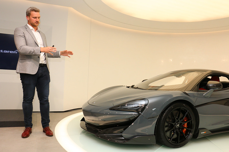 エンジンの高出力化やエアロダイナミクスの追究、徹底した軽量化などを実施した600LTについて解説するメルヴィル氏