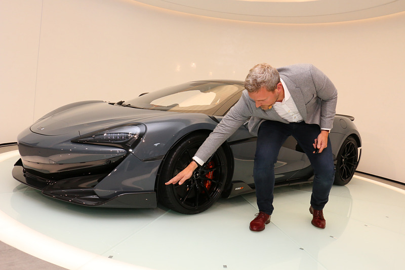 エンジンの高出力化やエアロダイナミクスの追究、徹底した軽量化などを実施した600LTについて解説するメルヴィル氏