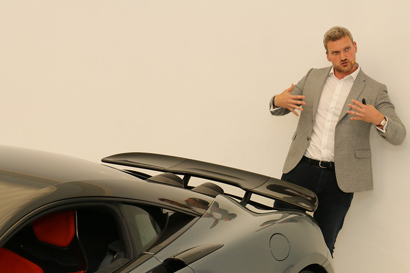 エンジンの高出力化やエアロダイナミクスの追究、徹底した軽量化などを実施した600LTについて解説するメルヴィル氏