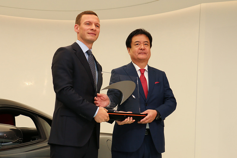 マクラーレンのビッグス氏から笠井CEOにマクラーレンロゴマーク入りのオーナメントが贈られた