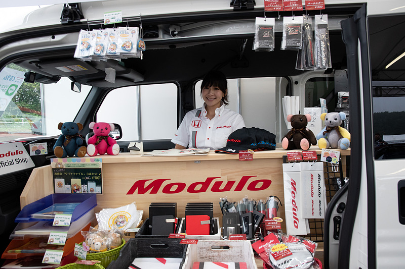 N-VANの中にはグッズ販売カウンターが作り込まれている