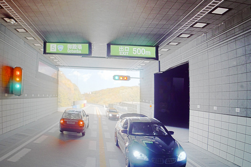 ハイダイナミックレンジのデモ。日中の照度である8万Luxを逆光になるように設置。この状態でも出口の景色が描写されている