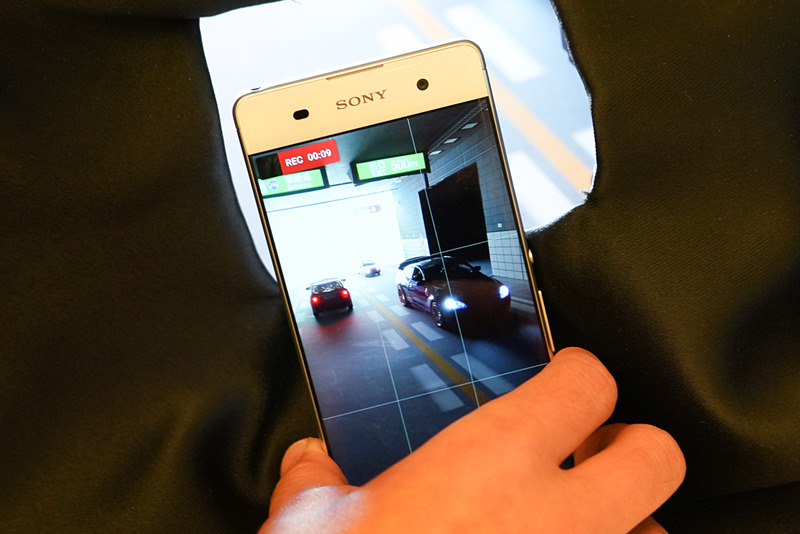 スマホのセンサーとの比較。通常、外は完全に白く飛んでしまう