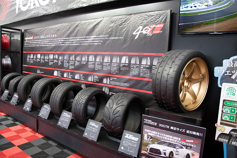 GT-R純正サイズの「ADVAN A052」をはじめ、ずらりと並んだADVANタイヤ