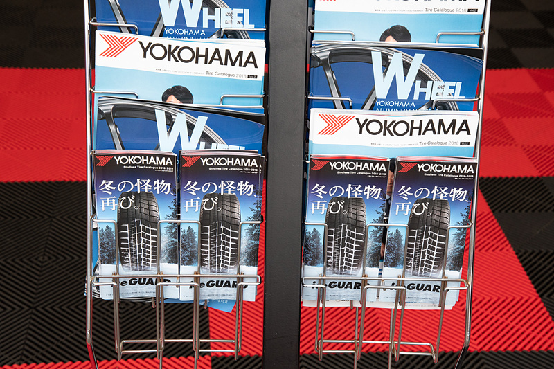 9月、そして宮城県ということからスタッドレスタイヤのパンフレットも用意。「冬の怪物 再び。」で高性能を訴求していく