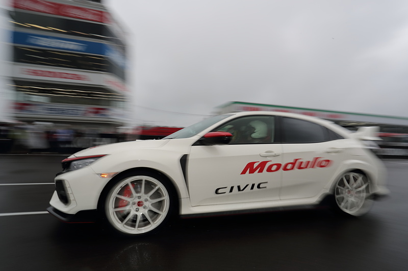 34号車 Modulo KENWOOD NSX GT3のドライバー大津弘樹選手がステアリングを握るシビック TYPE Rで1周の貴重な同乗体験走行へ