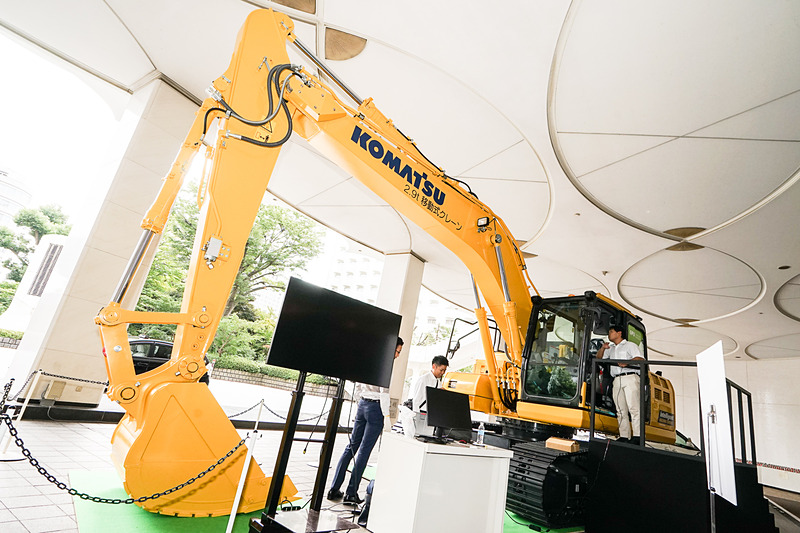 GTC Japan 2018に展示されたコマツの2.9t移動式クレーン。周囲に配置したカメラからの映像をAIで解析し、作業員の動きを察知する