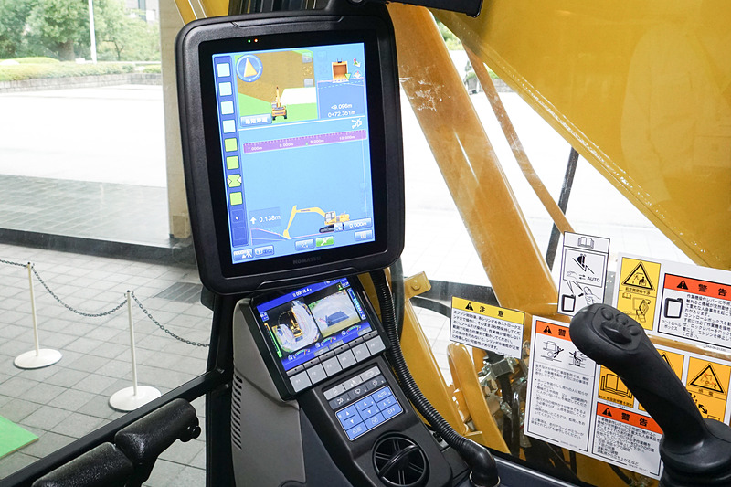 運転席右下にあるモニタはこれまでもある周囲監視モニタ。アラウンドビューカメラと機器の動きが客観的に把握できるモニタ