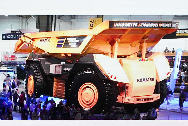 完全無人の自動運転ができる350tダンプトラック。鉱山で使用する