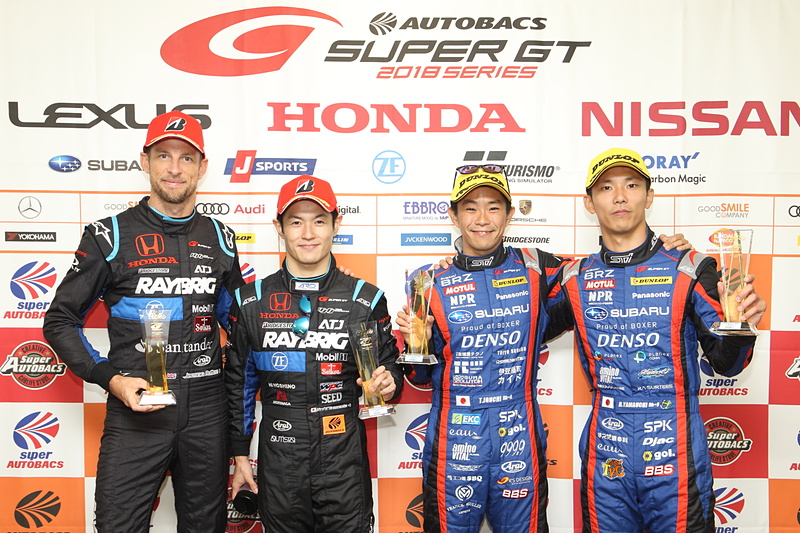 第6戦 SUGO ポールポジション記者会見。GT500クラス 100号車 RAYBRIG NSX-GTのジェンソン・バトン選手（左）と山本尚貴選手（中左）。GT300クラス 61号車 SUBARU BRZ R&D SPORTの井口卓人選手（中右）、山内英輝選手（右）