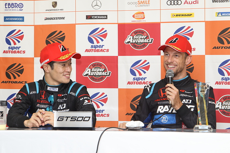 山本尚貴選手（左）とジェンソン・バトン選手（右）