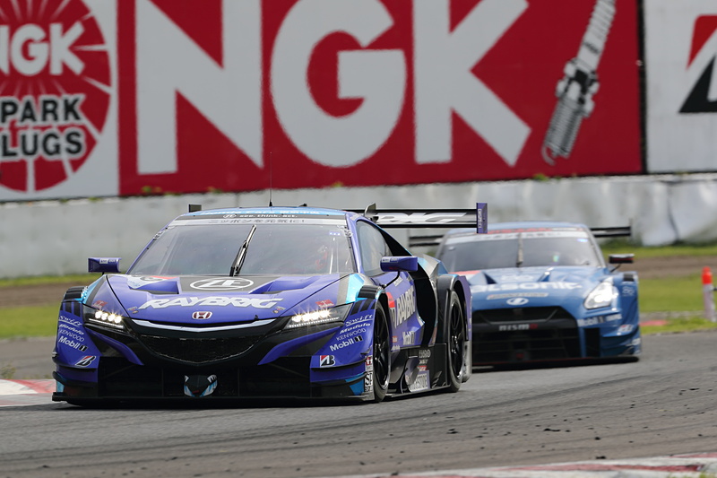 100号車 RAYBRIG NSX-GT（山本尚貴/ジェンソン・バトン組）がアクシデント続出のレースを制して優勝