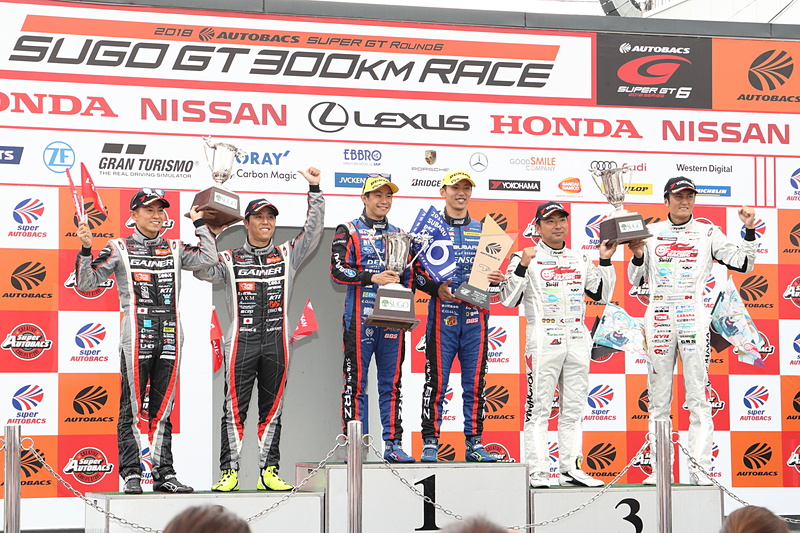 GT300クラスの表彰台