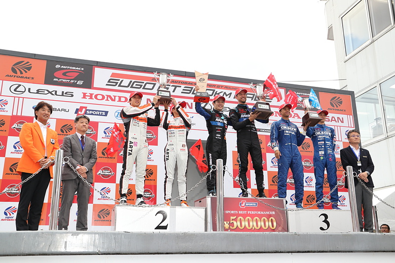 GT500クラスの表彰台