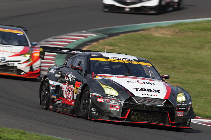 2位は10号車 GAINER TANAX triple a GT-R（星野一樹/吉田広樹組）