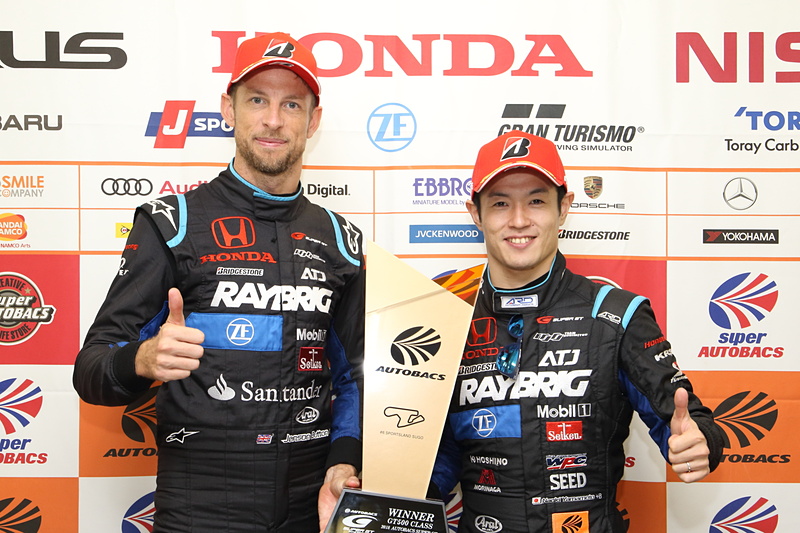ジェンソン・バトン選手（左）と、山本尚貴選手（右）。バトン選手はSUPER GT初優勝