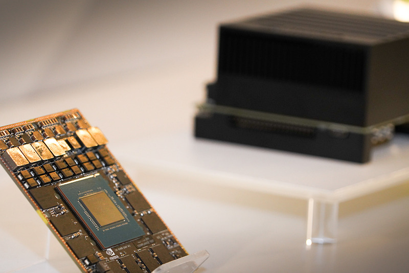 ISAACで使う、ロボット開発に使われる組み込み向け「Jetson AGX Xavier」開発キット。中央のSoCが「Xavier（エグゼビア）」