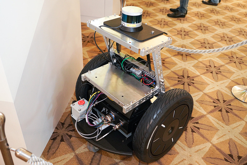 Carterの背面。セグウェイをベースにしている。中段にトレイを置く台がある