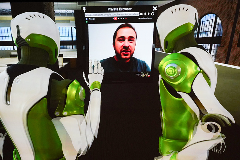 ブラウザを表示しハングアウトでチャットができる