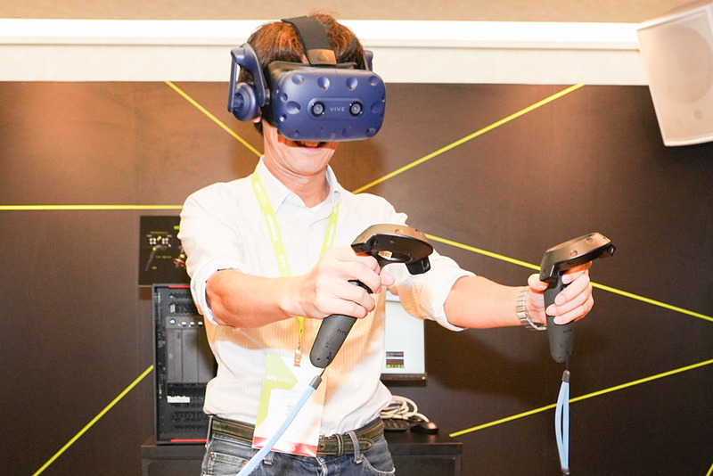 記者がHolodeck体験中。まずはセッティングが完了した。自分の手や足は見えている