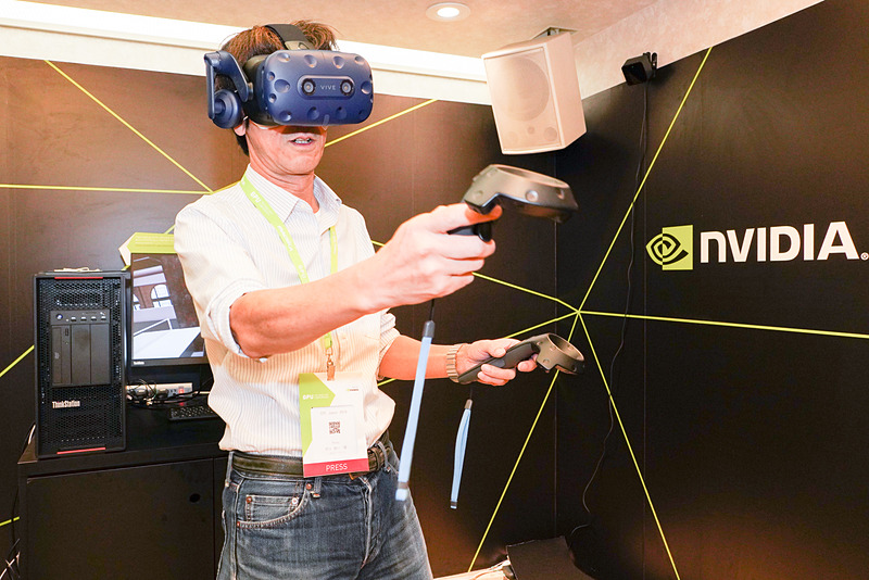 なにかと戦っているワケではなく、ホロテーブルの前でメニューを選択しているところ