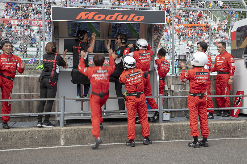 ゴール直後の様子。SCが抜けたあとから怒濤の追い上げで最後は0号車、88号車と横並びでゴールラインを通過。この展開にプラットフォームに集まったチームクルーは大盛り上がり