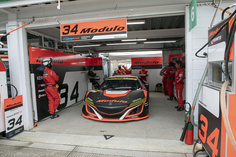 土曜日朝の公式練習直前のピット。スポーツランドSUGOでの走行は今回が初めての34号車