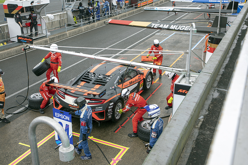 再びコースへ戻るも、雨が強くなってきたので再度ピットインしてレインタイヤに交換。貴重な練習走行は雨にたたられた