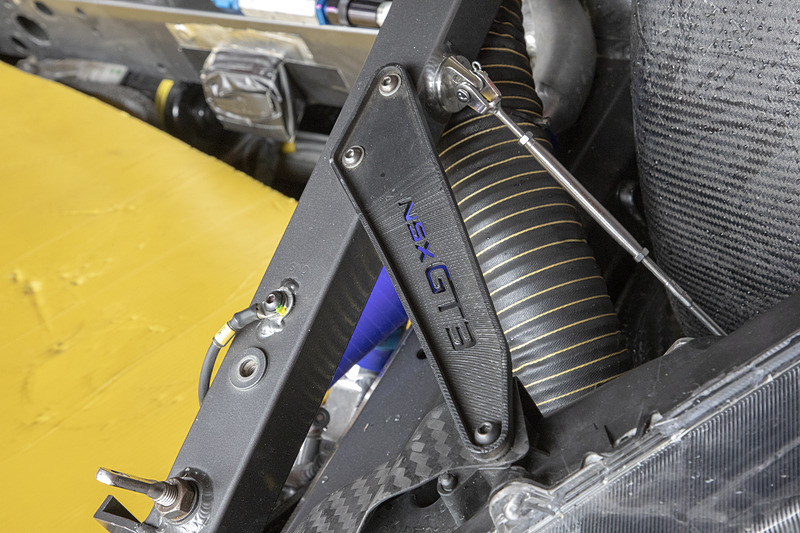 新しい34号車のフード内を見ると見慣れないパーツがあった。それは、肉抜きが「NSX GT3」になっているステー。ライト固定用のようだ。チーフメカの新保さんに伺ったところ、実は前の34号車にも付いていたが、第1戦の岡山でのクラッシュ時になくなり、その後、なくても支障がないということで付けていなかっただけとのことだった