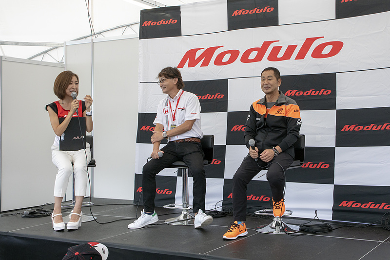 予選日のホンダブースでは土屋圭市氏とホンダアクセスの福田正剛氏による「Modulo Xトークショー」を開催。S660 Modulo Xの開発秘話などが語られた